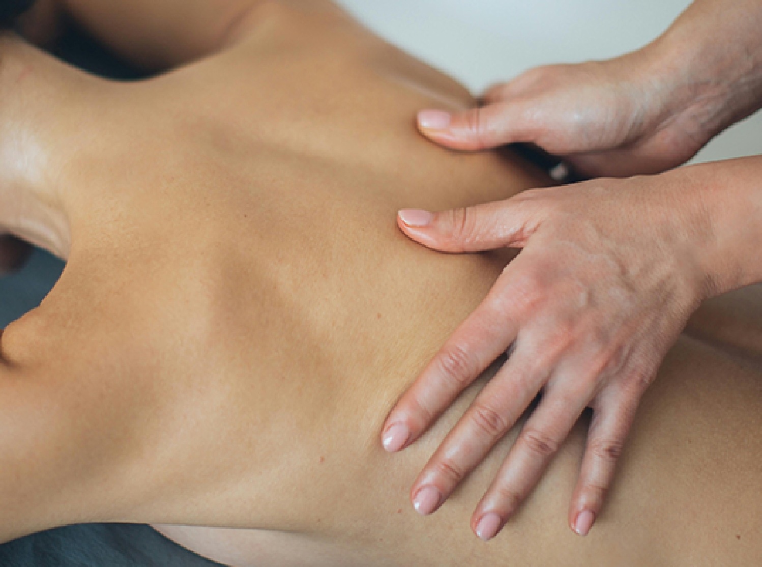 Massagegriff auf einem entspannten Rücken.